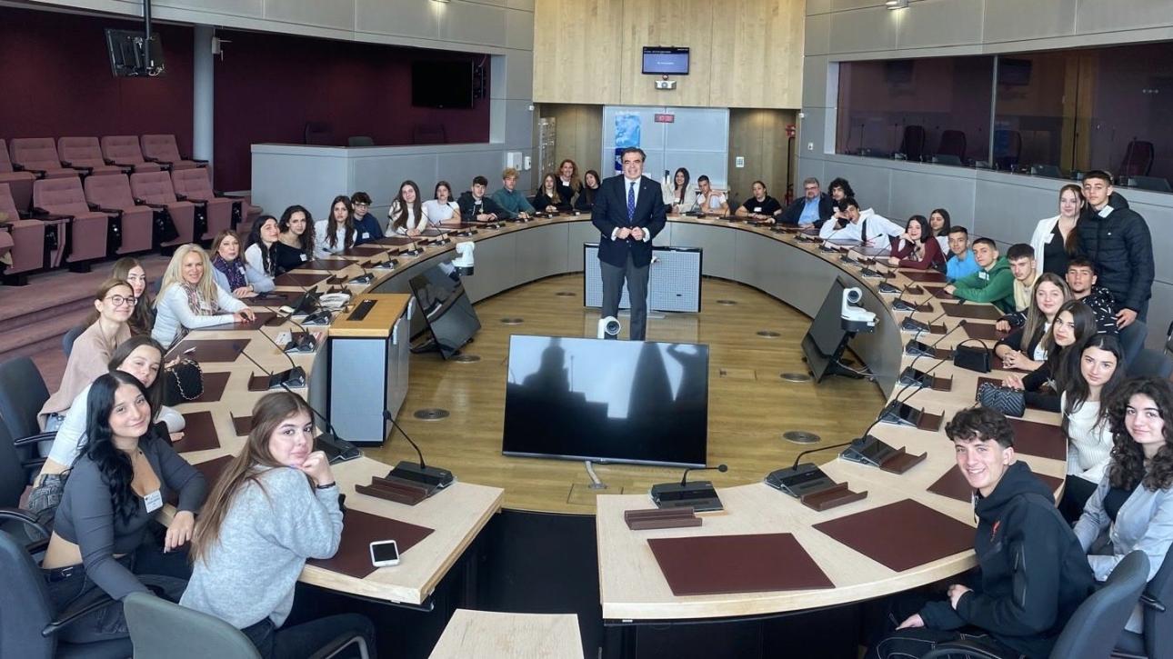 Βρυξέλλες: Ο Μαργαρίτης Σχοινάς υποδέχθηκε μαθητές του 5ου ΓΕΛ Νίκαιας -«Χάρηκα το ενδιαφέρον τους για τις ευρωεκλογές»